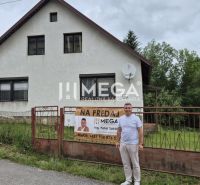 Családi ház Zbojban, fémkerítéssel körülvett telekkel és nagy kerttel.