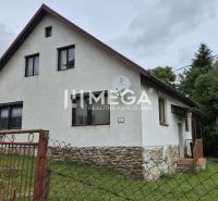 Családi ház Zbojban kőalappal és kerttel, zölddel körülvéve.