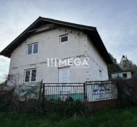 Családi ház Szinicén, a Szinice utcában, vakolt homlokzattal és környező növényzettel.