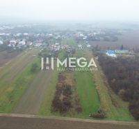 Légi felvétel Pusté Čemerné község mezőgazdasági és erdőterületeiről.