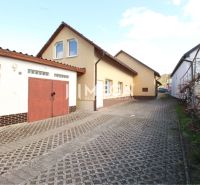 Az üzlethelyiségek külső része garázsokkal az M. R. Štefánika utcán, Vranov nad Topľou.