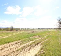 Telkek - lakóhely Vranov nad Topľou-ban földúttal és fákkal a horizonton.