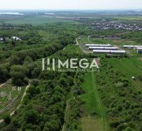 Légi felvétel a Laborc melletti Nagykertvárosról zöld mezőkkel és épületekkel.