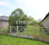 Külső tér Sennónál régi kerítéssel és két házzal, telkek - lakóhely.