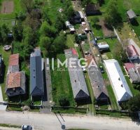 Légi felvétel a Sennóban található lakóterületekről, kertekkel és házakkal.