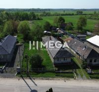 Légi felvétel a házakról és kertekről Szenne városában, alkalmas lakóterületek számára.