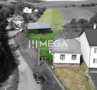 Légi felvétel az Ondavské Matiašovce-i telkekről, amelyeket házak és természet vesz körül.