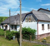 Régi ház fa dekorációval a zöld Ondavské Matiašovce-ban, ideális telek - lakhatás céljára.