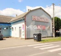 Kereskedelmi helyiségek a Duklianskych hrdinov utcában, Vranov nad Topľou, forgalmas út mellett.