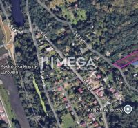 Kilátás felülről a telkekre - lakóhely a Kassa IV-ben található Szeder utcán, zöldövezettel körülvéve.