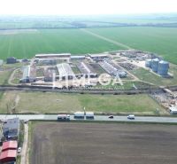 Légi felvétel a hriadkai gyártóhelyiségekről, amelyeket mezők és közlekedési útvonalak vesznek körül.
