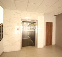 Előcsarnok lifttel és lépcsőházzal egy 3 szobás lakásban.