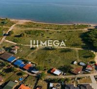 Légi felvétel a vízfelület melletti lakóterületekről Vinné községben.