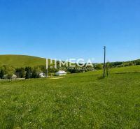 Zöld legelők Víťazovciach ideálisak lakóterületek számára a festői tájban.