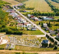 Légi felvétel a Szlovák Volóban található lakóterületekről, amelyeket zöldterületek és utak vesznek körül.