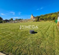Lakóterületek Szlovák Volóban, háttérben a templommal és a temetővel.