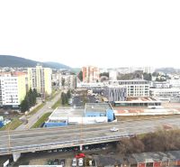 Humenné város, Štefánikova utca, kilátás kereskedelmi helyiségekre és autópályára.