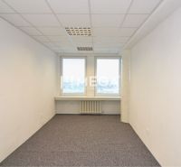 Iroda belső tér fehér falakkal, szőnyeggel és két ablakkal.
