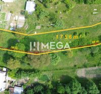 Lakótelek Turcovce-ban, zöld terület fákkal és 1756 m²-es megjelölt területtel.