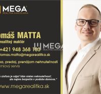 Realitní maklér névjegykártyája elérhetőségekkel és speciális szolgáltatási ajánlattal.