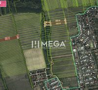 Légi felvétel a mezőgazdasági és erdészeti területekről Humenné környékén.