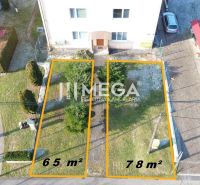 Két lakótelek Humennéban, egy többszintes épület mellett, 65 m² és 78 m² területtel.
