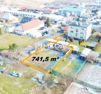 Lakótelek Homonnán, 741,5 m² területtel, épületekkel körülvéve.