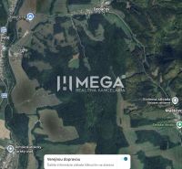 Légi felvétel a mezőgazdasági és erdőterületekről Maškovce közelében.