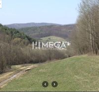 A Maszkföld vidéke mezőgazdasági és erdőterületekkel, amelyeket dombok és erdők vesznek körül.