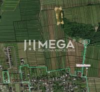 A légi térkép Lackóc mezőgazdasági és erdészeti területeit mutatja a parcellák körvonalaival.