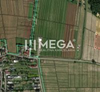 Légi felvétel a Lackóc melletti mezőgazdasági és erdészeti területekről, határokkal jelölve.