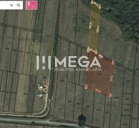 Légi felvétel a Lackóc környéki mezőgazdasági és erdőterületekről, kijelölt parcellákkal.