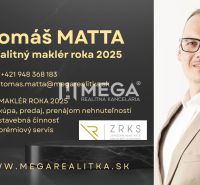 Ingatlanügynök névjegykártyája a MEGA ingatlanirodával való kapcsolattartással.