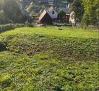 Košecké Podhradie lakóterületeket kínál vidéki építészettel és környező zöldterületekkel.