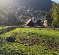 Lakótelek Košecké Podhradie-ban, természet és házak által körülvéve, hegycsúcsok alatt.