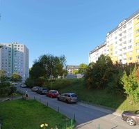 Rozkvet utca, Považská Bystrica, lakóházakkal és parkoló autókkal a 3 szobás lakásnál.