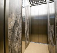 Lift belső tér márványfalakkal és tükrökkel egy egyszobás lakásban.
