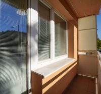 Erkély kilátással a Trenčianska utcára Új-Dubnicán, nem messze az egyszobás lakástól.