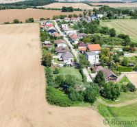 Légi felvétel a Záhradák, Pastuchov falu kilátását mutatja be a mező mellett.