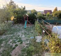 Kert gyepes területtel és csúszdával a házikó mellett Érsekújváron.
