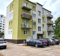 Lakóház az Andrusovova utcában, Pozsony - Petržalka, parkoló autókkal az épület előtt.