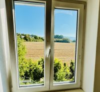 Kilátás egy egyszobás lakásból a mezőre és a zöldövezetre Malé Kršteňanyban.