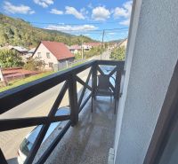 Erkély kilátással a központi utcára Oščadnicában, zölddel és házakkal körülvéve, 1 szobás lakás.