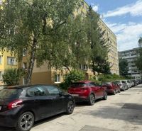 Kilátás a kassai Obrody utcára - a Nyugat városrészben, parkoló autókkal egy 4 szobás lakásnál.