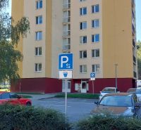 Lakóház az SNP lakótelepen Trencsénteplicen parkolóval és zöldterülettel az előtérben.