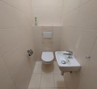 WC mosdóval egy háromszobás lakás belsejében, csempézett falak.