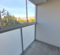 Üvegezett erkély egy 2 szobás lakásban, kilátással az erdőkre, Poprádon, a Štúrova utcában.