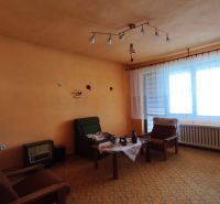 Nappali egy családi házban narancssárga falakkal és vintage bútorokkal.