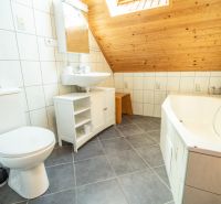 Fürdőszoba káddal, mosdóval és csempével szállodákban és panziókban.