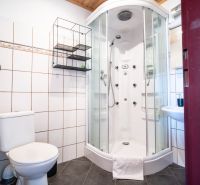Fürdőszoba WC-vel és zuhanyzóval a szállodákban és panziókban.